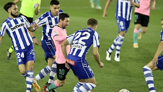 Lionel Messi z Barcelony v souboji s pesilou fotbalist Alavesu.