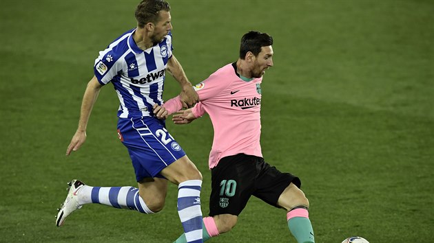 Lionel Messi (vpravo) z Barcelony brnn Florianem Lejeunem z Alavesu.