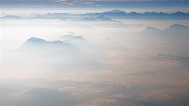 Destky vrcholk, kter jsme v poslednch letech zdolali bhem tr, te z balonu vypadaj sice znm, ale pesto pln jinak.