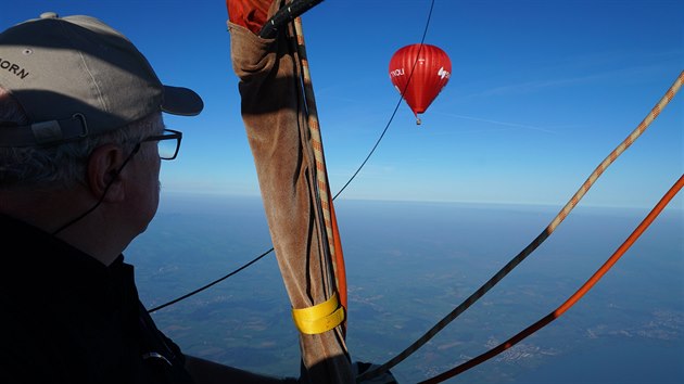 V bezpečí proutěného koše, s větrem kolem nosu a s pohledem z očí do očí mrakům je let balonem jedinečným zážitkem.