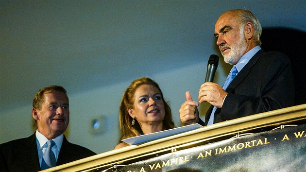 Sean Connery a manel Havlovi na evropsk premie Ligy vjimench v Praze (12. srpna 2003).