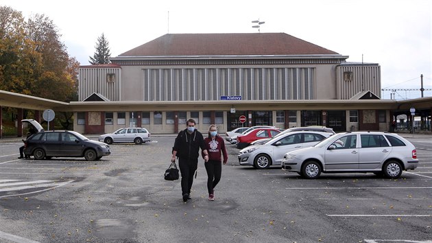 Ndran budova v Klatovech se dok rekonstrukce. Sprva eleznic modernizuje odbavovac halu a severn kdlo ndra. (28. jna 2020)