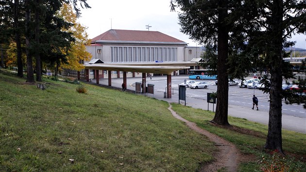 Ndran budova v Klatovech se dok rekonstrukce. Sprva eleznic modernizuje odbavovac halu a severn kdlo ndra. (28. 10. 2020)