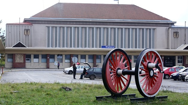 Ndran budova v Klatovech se dok rekonstrukce. Sprva eleznic modernizuje odbavovac halu a severn kdlo ndra. (28. 10. 2020)