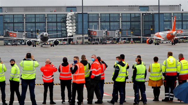 Personl novho berlnskho letit Willyho Brandta sleduje prvn dva letouny, kter zde pistly. (31. jna 2020)