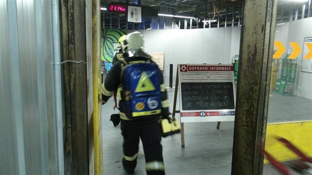 Po potyce na stanici metra Opatov v Praze spadl jeden mu do kolejit. Srazil ho pijdjc vlak. Se zrannm skonil v nemocnici. (31. 10. 2020)