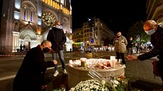 Obyvatelé Nice uctívají památku obětí útoku v kostele Notre-Dame. (29. října...