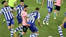 Lionel Messi z Barcelony v souboji s pesilou fotbalist Alavesu.