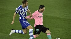 Lionel Messi (vpravo) z Barcelony bránný Florianem Lejeunem z Alavesu.