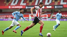 Sander Berge ze Sheffieldu United uniká Bernardu Silvovi z Manchesteru City.