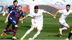 Federico Valverde z Realu Madrid v akci bhem ligového zápasu s Huescou.