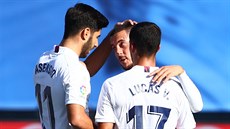 Eden Hazard z Realu Madrid oslavuje sv�j gól proti Huesce s Markem Asensiem and...