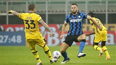 Momentka ze zápasu mezi Parmou a Interem Milán, na snímku Juraj Kucka (zády) a...