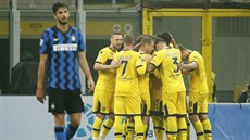 Fotbalisté Parmy se radují z druhého gólu v zápase s Interem Milán.