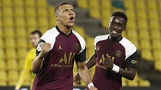 Kylian Mbappe v dresu Paris St. Germain oslavuje gól v duelu s Nantes.
