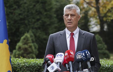 Kosovský prezident Hashim Thaci oznamuje národu, e rezignuje na funkci, aby...