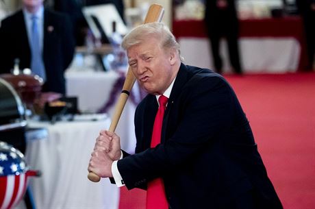Americký prezident Donald Trump zkouí v Bílém dom baseballovou pálkou, kterou...