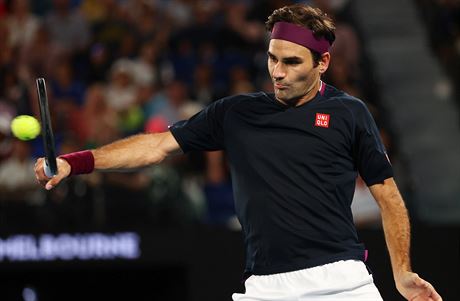 vcar Roger Federer se opr do bekhendu ve tetm kole Australian Open.