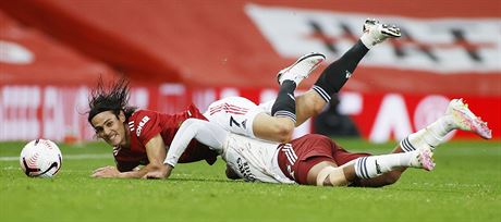 Edinson Cavani z Manchester United a Gabriel z Arsenalu v utkání Premier League.