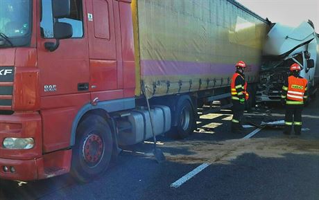 Hromadné nehody zablokovaly provoz na dálnici D1 u Brna ve smru na Ostravu.