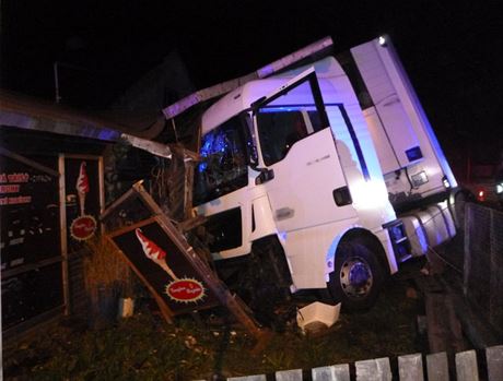Nehoda kamionu v Nepasicích na Královéhradecku (9. 11. 2020)