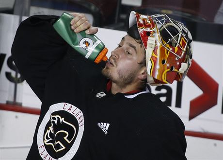 David Rittich se oberstvuje pi tréninku Calgary.