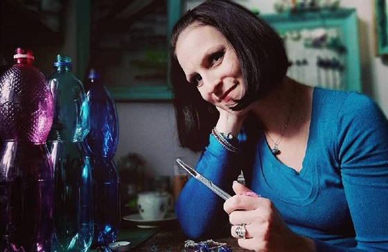 Umělecká šperkařka Barbora Kocmichová tvoří pod uměleckým jménem Listopadka.