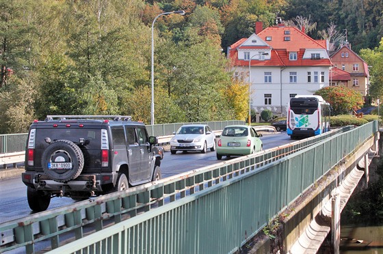 Dvorský most přes řeku Ohři v Karlových Varech spojuje ulici Kpt. Jaroše s...