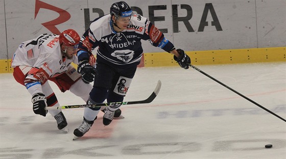 Vítkovický Jan Schleiss v souboji s hradeckým Richardem Nedomlelem.