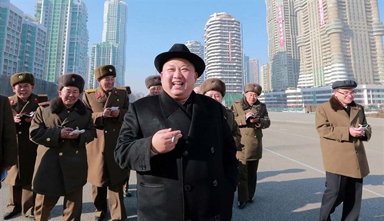 Severokorejský vdce Kim ong-un s cigaretou v ruce na snímku z roku 2017.