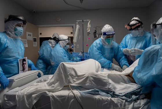 Zdravotníci na jednotce intenzivní pée v Houstonu oetují pacienta trpícího...