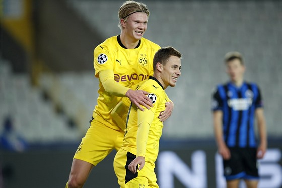 STELCI. Thorgan Hazard (vpravo) a Erling Haaland z Dortmundu se prosadili...