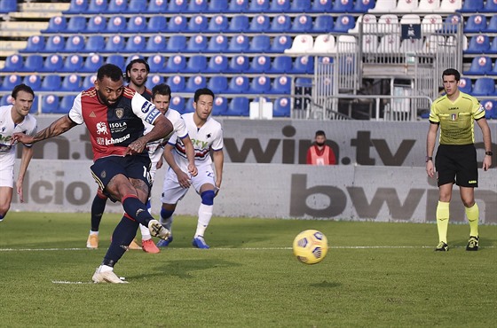 Joao Pedro z Cagliari stílí gól proti Sampdorii.