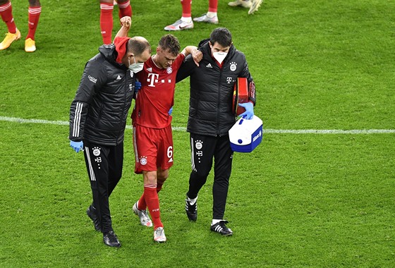 Joshua Kimmich (uprosted) z Bayernu odchází ze hit za asistece zdravotník.