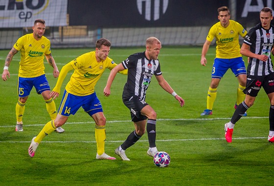 Mick van Buren (uprosted) z eských Budjovic vede balon v zápase proti Zlínu.