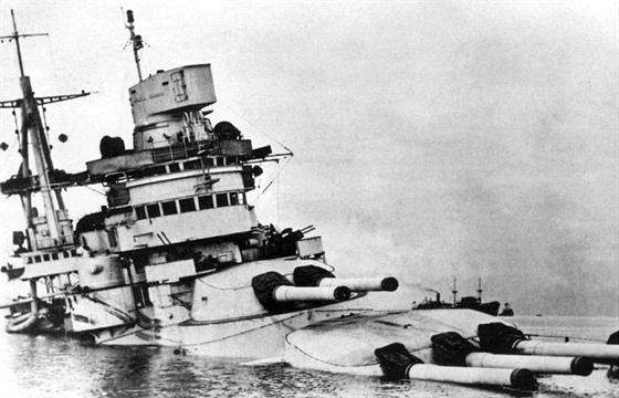 Bitevní loď Conte di Cavour po britském náletu na italské loďstvo v přístavu...