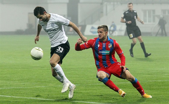 Sparťanský obránce Dávid Hancko (vlevo) si kryje míč před Janem Kopicem z Plzně,
