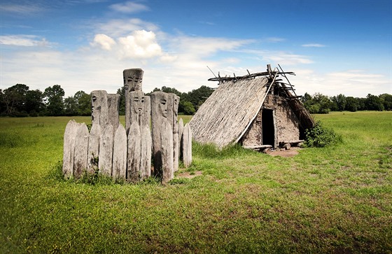 Rekonstrukce staroslovanského hradit v archeoskanzenu Pohansko u Beclavi.