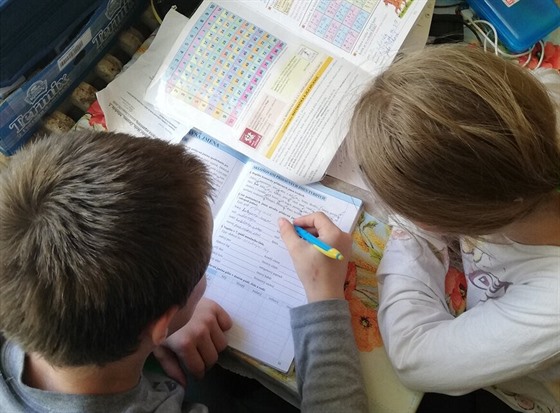 Distan�ní výuka je pro rodiny s více d�tmi n�kdy velkou zkou�kou nerv�. Zvlá��...