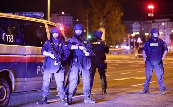 Rakoutí policisté hlídají okolí námstí Schwedenplatz, kde dolo v pondlí...