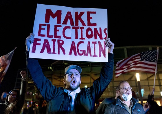 Podporovatel Trumpa skanduje bhem protestu proti výsledkm voleb v Detroitu....