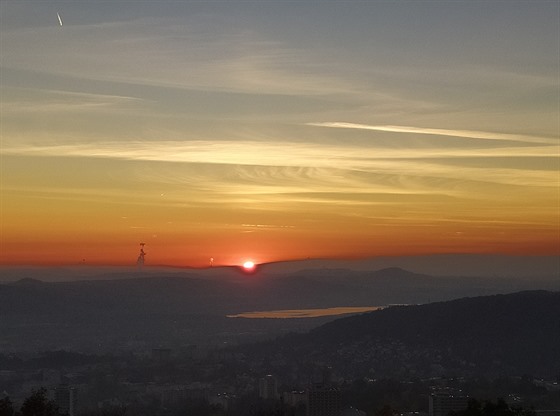 Pohled z Erbenovy vyhlídky na Ústí nad Labem a jezero Milada.