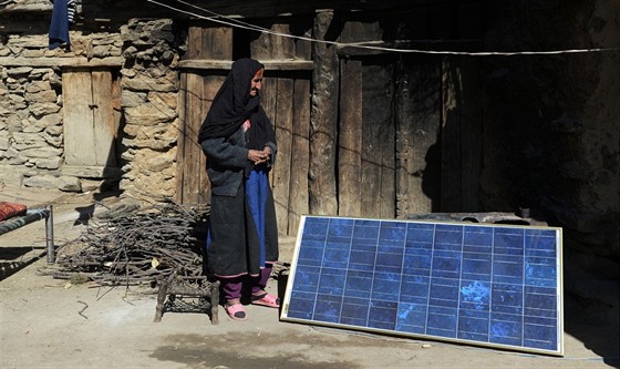Fotovoltaický lánek ped chatrí ve vesnici emoli v afghánské provincii...