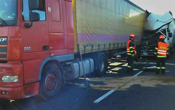 Hromadné nehody zablokovaly provoz na dálnici D1 u Brna ve směru na Ostravu.