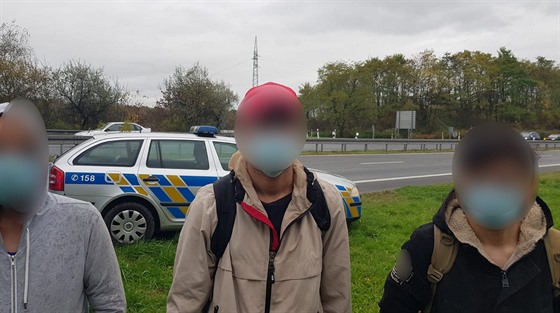 Mladí cizinci, kteí vyskákali z kamionu u pechodu v Chotbuzi, policistm...