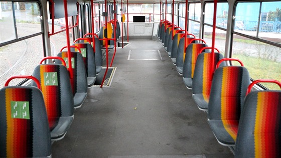 Interiér modernizované tramvaje T3 R. P., které pou�ívá olomoucký dopravní...