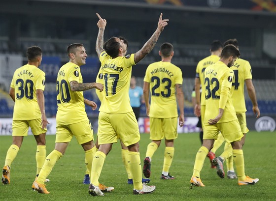 Fotbalisté Villarrealu oslavují gól.