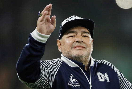 Diego Maradona zdraví fandy argentinského celku Gimnasia y Esgrima.