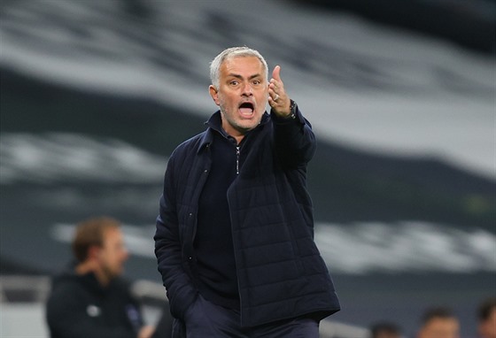 José Mourinho, trenér fotbalistů Tottenhamu, gestikuluje během zápasu anglické...