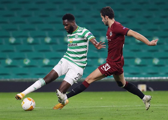 Odsonne Édouard (Celtic) se pokouí obelstít sparanského obránce Dávida Hancka.